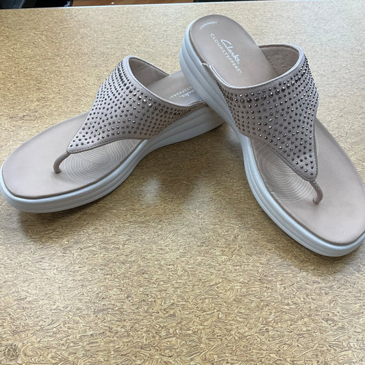 Sandals Flats By Clarks In Tan, Size: 10