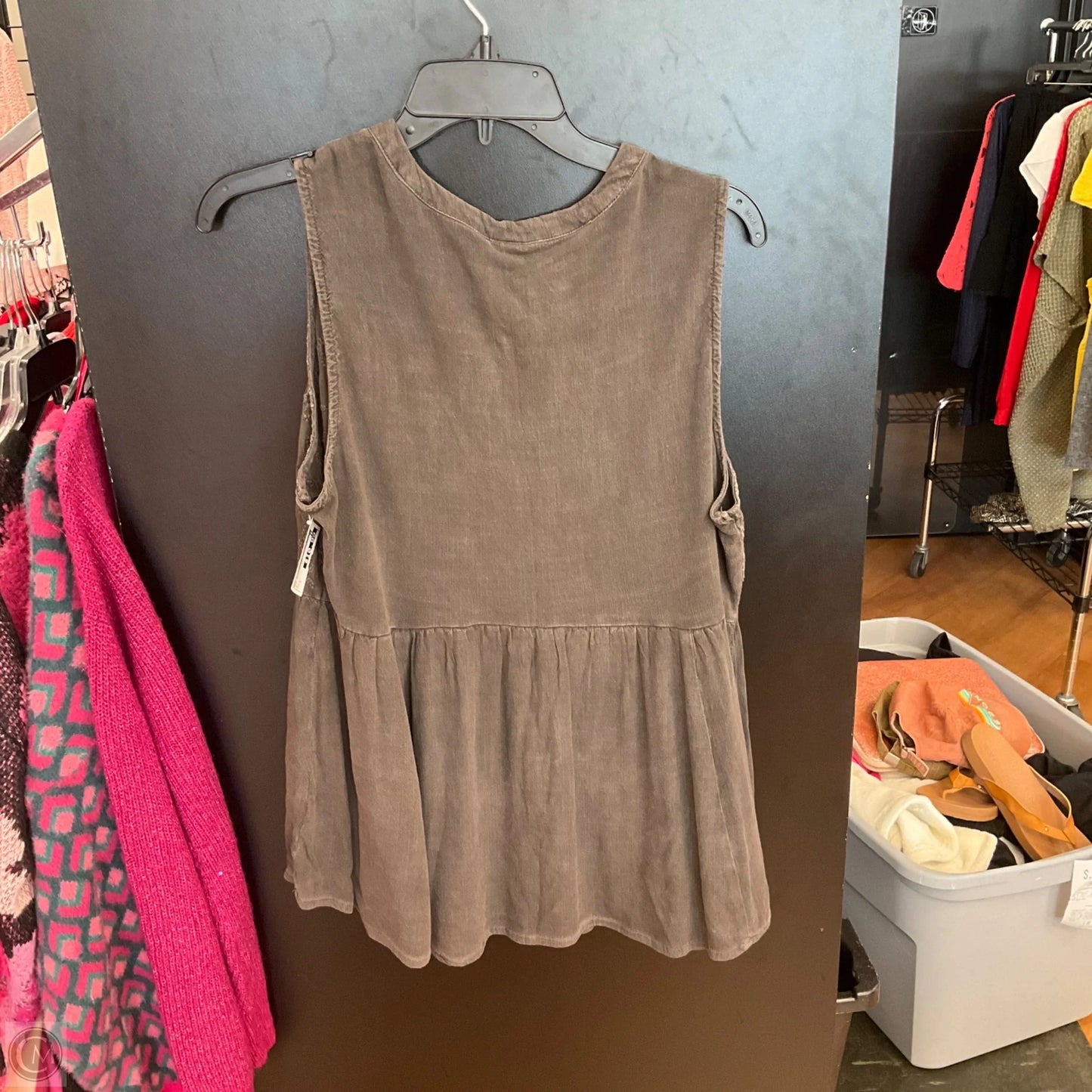 Top Sleeveless By Torrid In Grey, Size: 0x