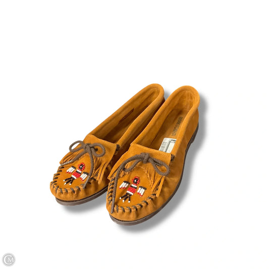 Shoes Flats By Minnetonka In Tan, Size: 8