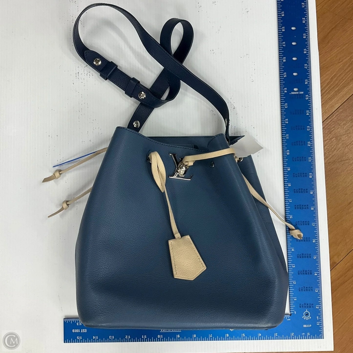 Handbag Luxury Designer By Louis Vuitton, Size: Medium