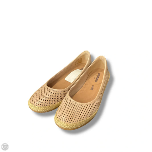 Shoes Flats By Clarks In Beige, Size: 7
