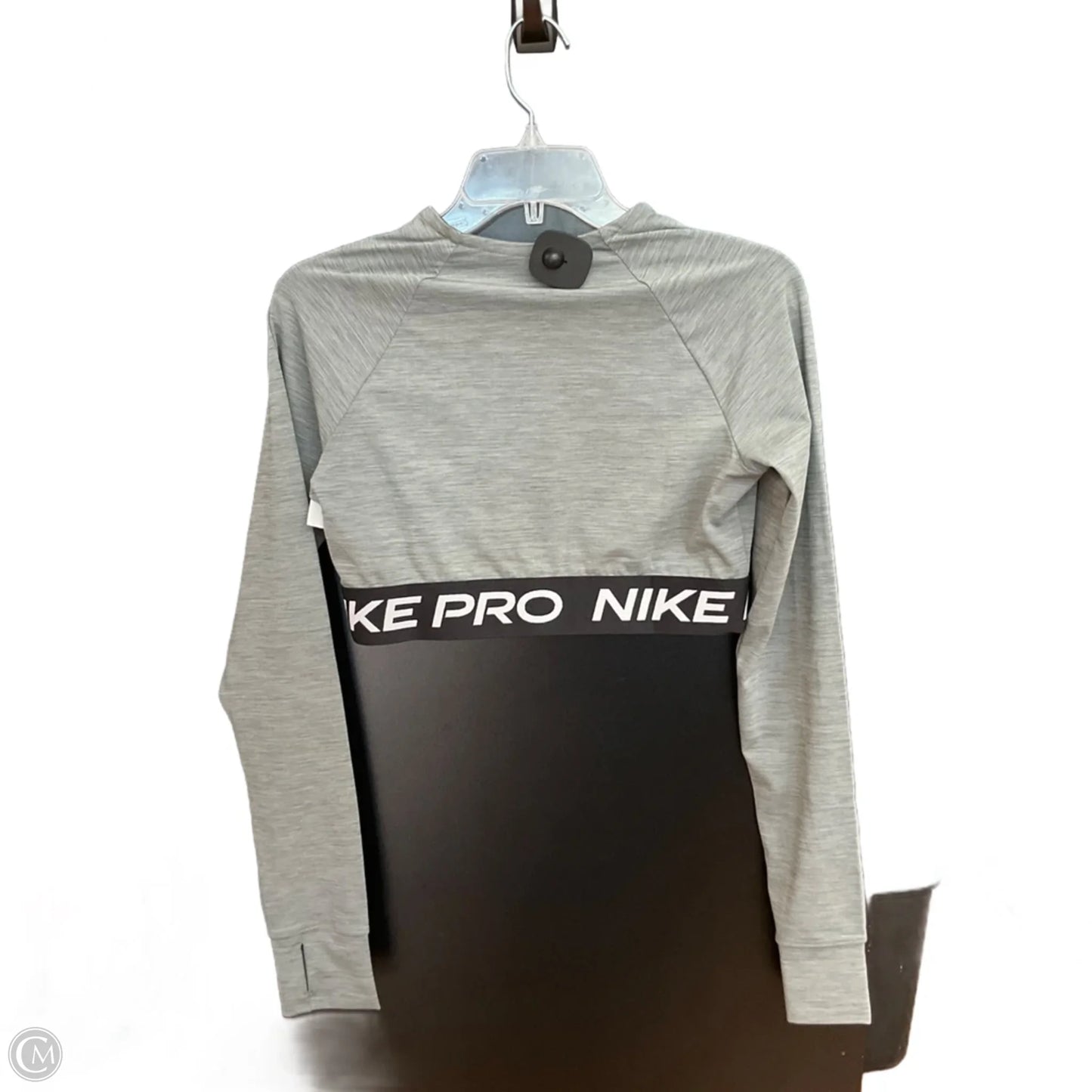 Athletic Top Long Sleeve Crewneck By Nike In Grey, Size: M
