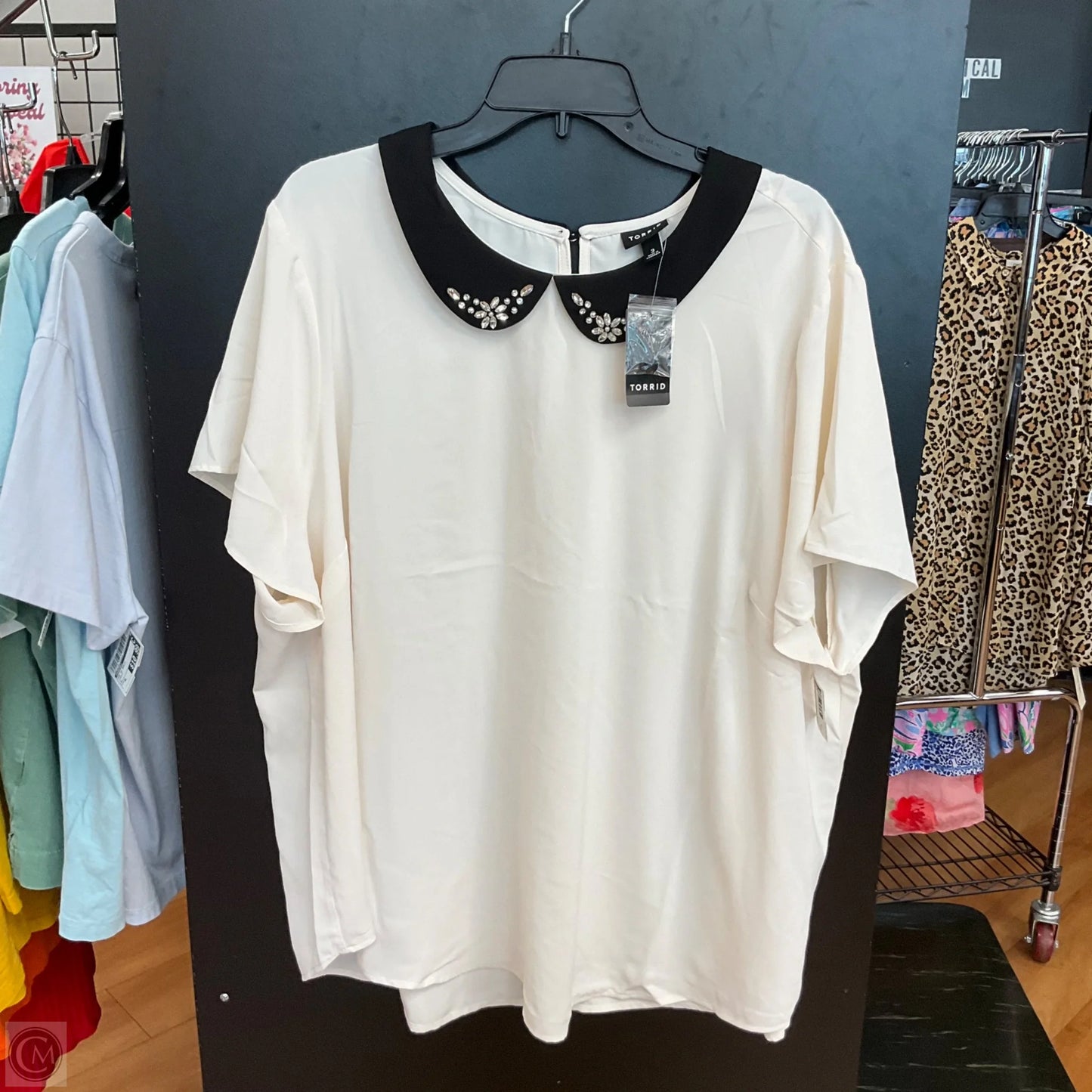 Top Short Sleeve By Torrid In White, Size: 3x