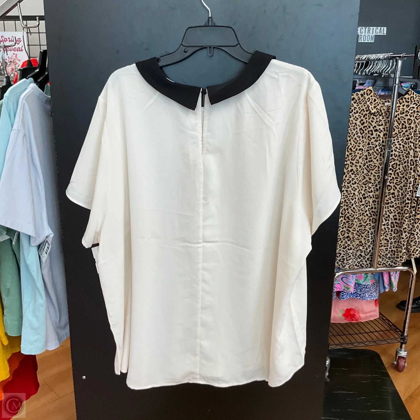 Top Short Sleeve By Torrid In White, Size: 3x
