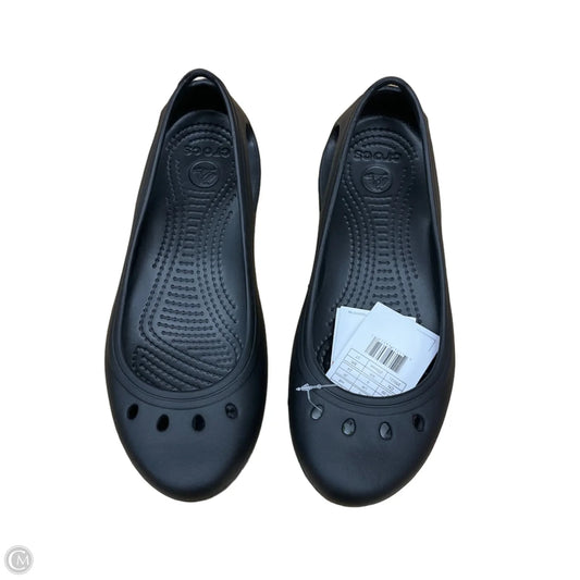 Shoes Flats By Crocs In Black, Size: 8