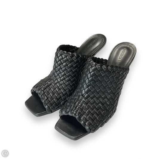 Sandals Luxury Designer By Bottega Veneta In Black & Gold, Size: 8