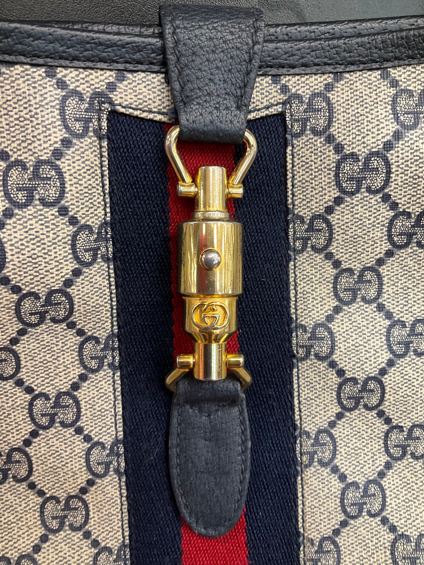 Handbag Luxury Designer By Gucci, Size: Medium